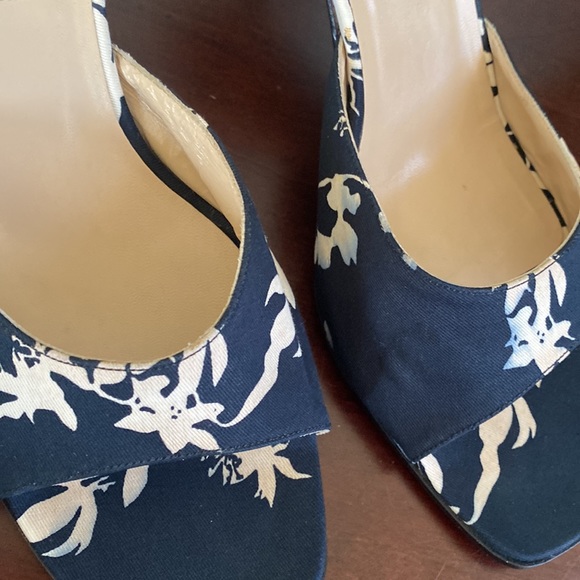 MICHAEL KORS⭐️RARE FIND⭐️NAVY BLUE & CREAM HEELED SLIDE SANDALS SIZE 9.5 🌟EUC🌟 - Picture 7 of 17